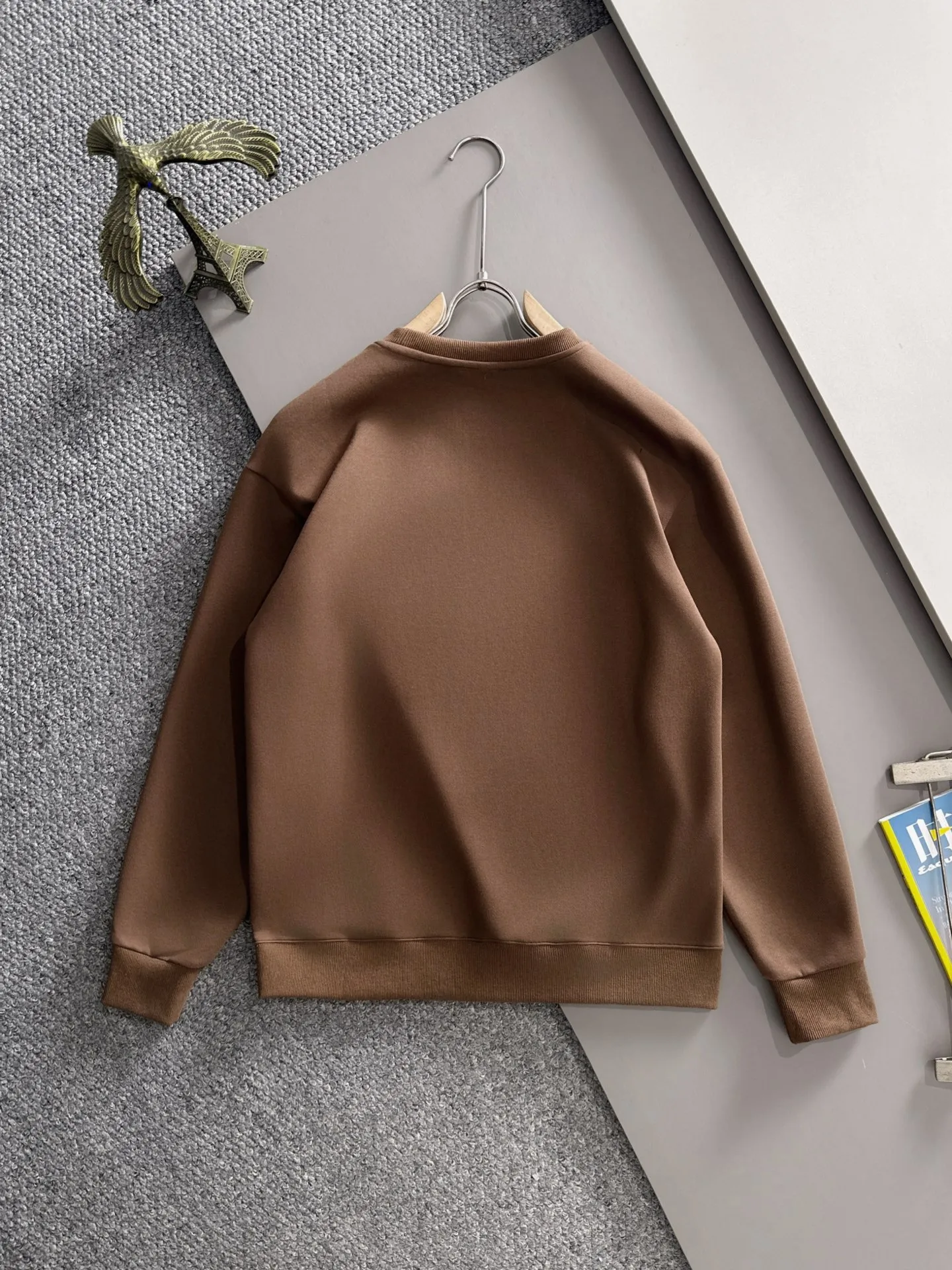 P360 Big Goose is the exclusive first release of 25ss new autumn and winter round neck long-sleeved sweatshirts for men and women. Many celebrities share the same style. Craftsmanship that cannot be copied by ordinary small workshops. We are not afraid of any challenges in terms of materials, detail restoration and craftsmanship, just to provide you with wonderful products. Compare the top original versions at will. No expense is spared just to do better. Unique imported fabric feel. Purely imported German machine production. Precision operation. Thousands of needles density. Full set of new accessories with three standards for simultaneous customization. The upper body is versatile and fashionable. A perfect choice for autumn and winter. A must-have item. Size chart: m-4XL (Please state your height and weight when placing an order.